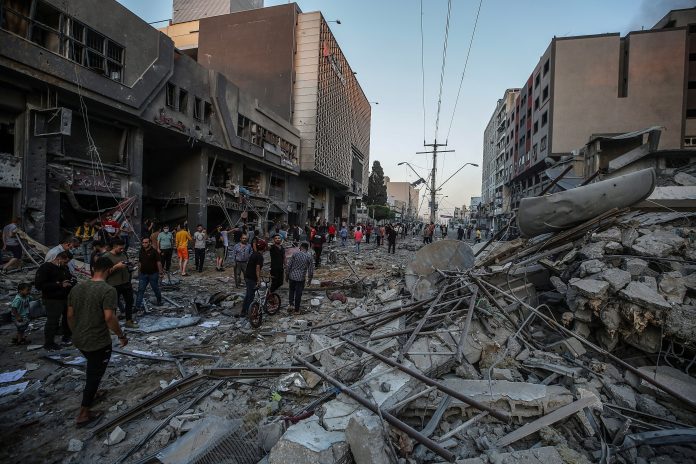 Bombardeos. Palestinos inspeccionan los escombros de la torre Al-Shorouq, destruida después de un ataque israelí en la ciudad de Gaza, el 12 de mayo de 2021. (EFE) Bombardeos. Palestinos inspeccionan los escombros de la torre Al-Shorouq, destruida después de un ataque israelí en la ciudad de Gaza, el 12 de mayo de 2021. (EFE)