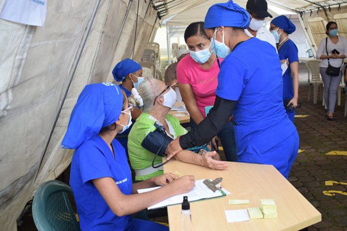 SITUACIÓN. El IESS Santo Domingo lleva a cabo el proceso de vacunación junto al Ministerio de Salud Pública.