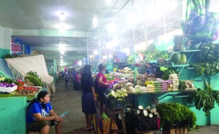 INCREMENTO. Las amas de casas ahora compran menos productos en el mercado municipal, pero deben pagar más dinero.