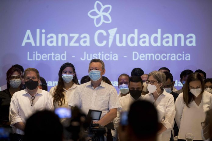 Candidaturas. Los miembros de la Alianza Ciudadana (de izquierda a derecha): Jose Adán Aguerri, Oscar Sobalvarro, Kitty Monterry, en una conferencia, el 13 de abril de 2021. (EFE) Candidaturas. Los miembros de la Alianza Ciudadana (de izquierda a derecha): Jose Adán Aguerri, Oscar Sobalvarro, Kitty Monterry, en una conferencia, el 13 de abril de 2021. (EFE)