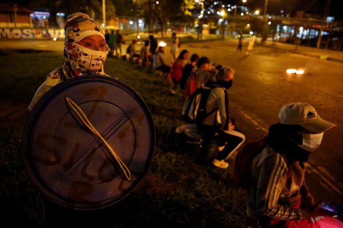 Varias personas protestan en el barrio Siloé, escenario de enfrentamientos entre manifestantes y la policía, en Cali (Colombia). (EFE) Varias personas protestan en el barrio Siloé, escenario de enfrentamientos entre manifestantes y la policía, en Cali (Colombia). (EFE)