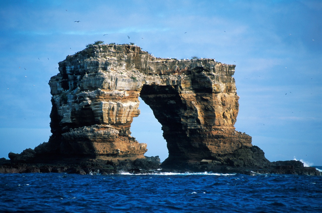 Colapsa icónico puente natural en Galápagos