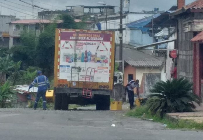 Incumplimiento. Pese a la prohibición de venta de licor, ayer los repartidores ejercían la actividad.