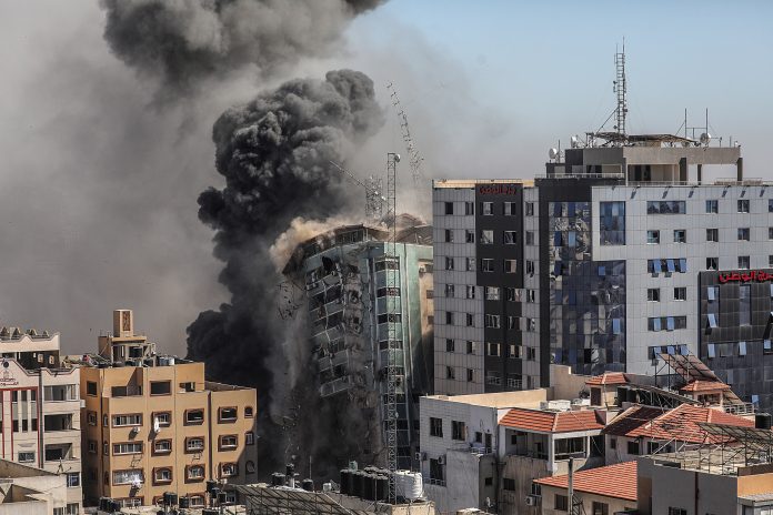 Arremetida. La torre de 14 plantas que fue derrumbada el 15 de mayo de 2021, en Gaza, era sede de la agencia de noticias AP, la cadena Al Jazeera y otros medios internacionales. (EFE)