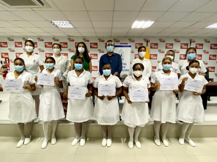 FORMACIÓN. Las estudiantes de la Universidad Católica, sede Esmeraldas, terminaron su internado rotativo en el hospital de IESS. FORMACIÓN. Las estudiantes de la Universidad Católica, sede Esmeraldas, terminaron su internado rotativo en el hospital de IESS.
