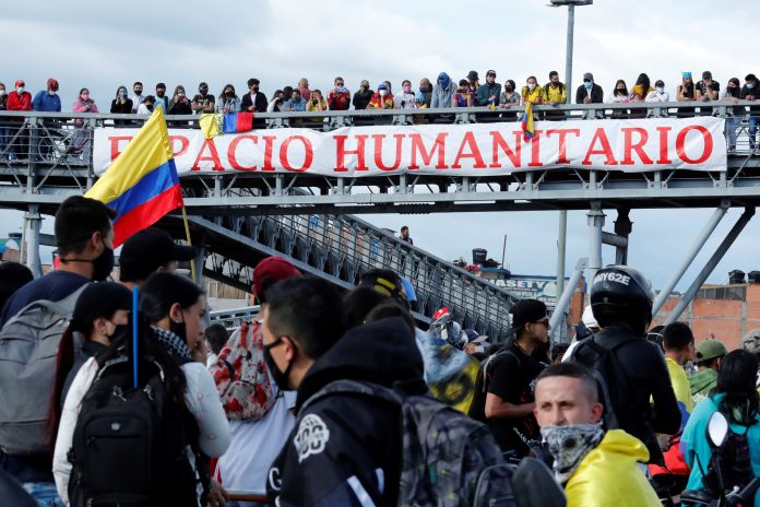 Paro. El descontento social continúa ininterrumpidamente en las calles desde hace tres semanas, arrastrando un extenso pliego de peticiones. (EFE)