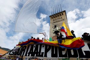 Resistencia. Un hombre ondea una gran bandera blanca en una nueva jornada del Paro Nacional contra el Gobierno, este 19 de mayo de 2021 en Bogotá. (EFE)