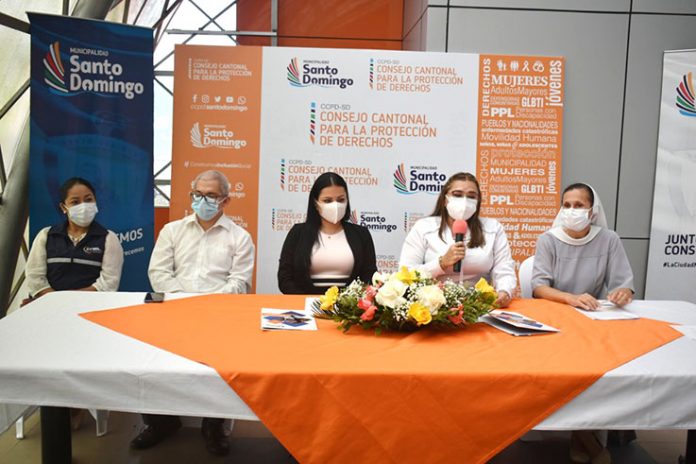 ACTO. La firma de los convenios se realizó en las oficinas del Consejo Cantonal para la Protección de Derechos.