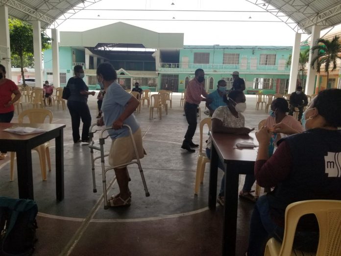 ATENCIÓN. La inoculación se la sigue realizando en tres puntos de vacunación: Colegio Sagrado Corazón, María Auxiliadora y Cristo Rey. ATENCIÓN. La inoculación se la sigue realizando en tres puntos de vacunación: Colegio Sagrado Corazón, María Auxiliadora y Cristo Rey.
