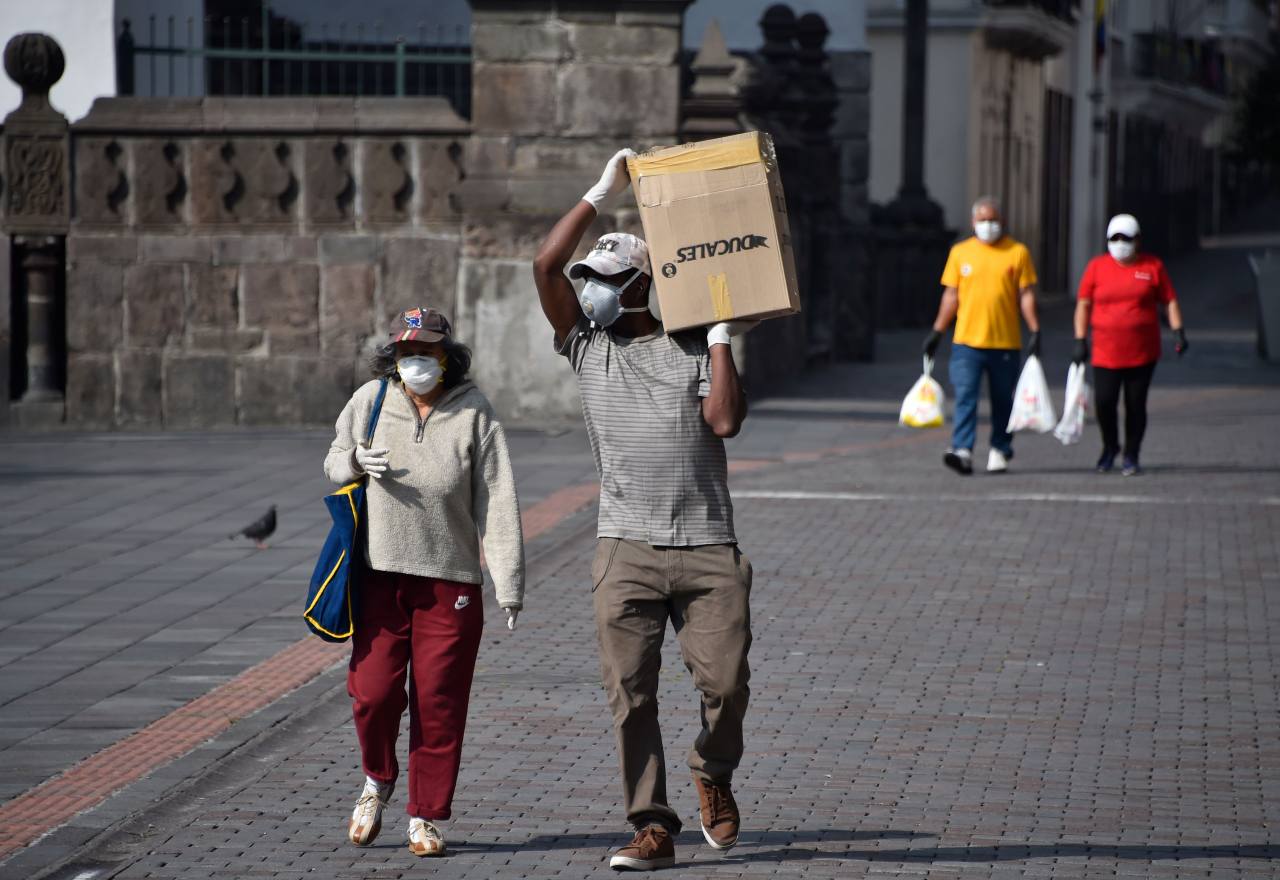 El 30% de las familias subsiste con menos de un salario básico al mes