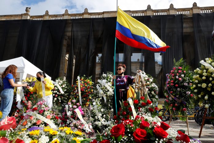 Reclamos. Manifestantes colocaron, el 24 de mayo de 2021, coronas fúnebres en la Plaza de Bolívar, como apoyo a la moción de censura contra el ministro de Defensa colombiano, Diego Molano. Reclamos. Manifestantes colocaron, el 24 de mayo de 2021, coronas fúnebres en la Plaza de Bolívar, como apoyo a la moción de censura contra el ministro de Defensa colombiano, Diego Molano.
