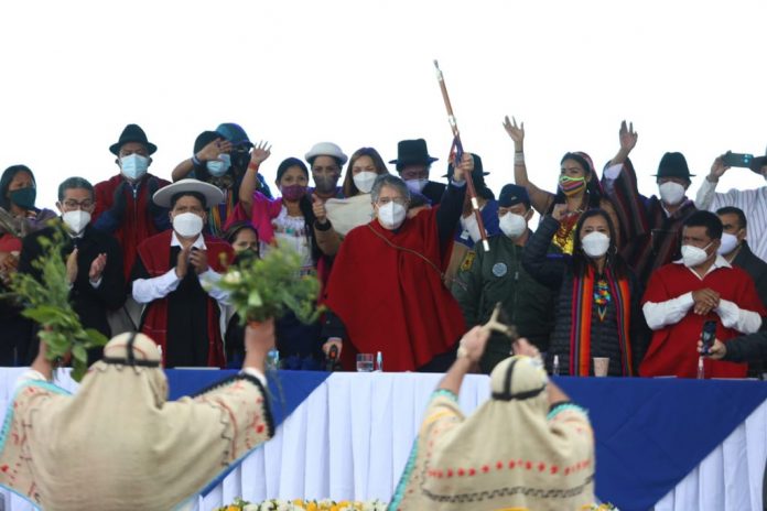 El presidente Guillermo Lasso recibió el bastón de mando el 26 de mayo de 2021, en Tungurahua. Foto Cortesía.