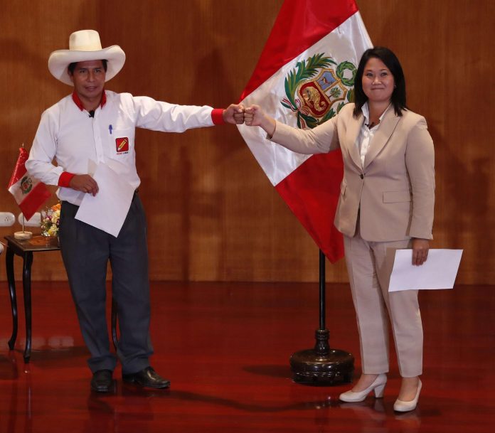 PERÚ. Fotografía del 17 de mayo de 2021 de los candidatos presidenciales peruanos Pedro Castillo (i) y Keiko Fujimori (d), durante la firma de la 