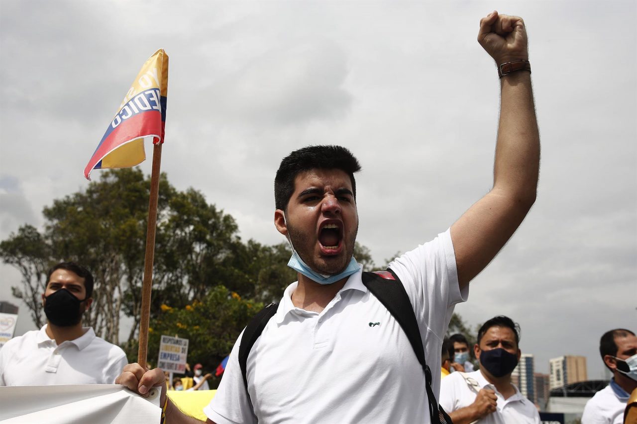 Miles de personas marchan contra el paro en Colombia en clima de tensión