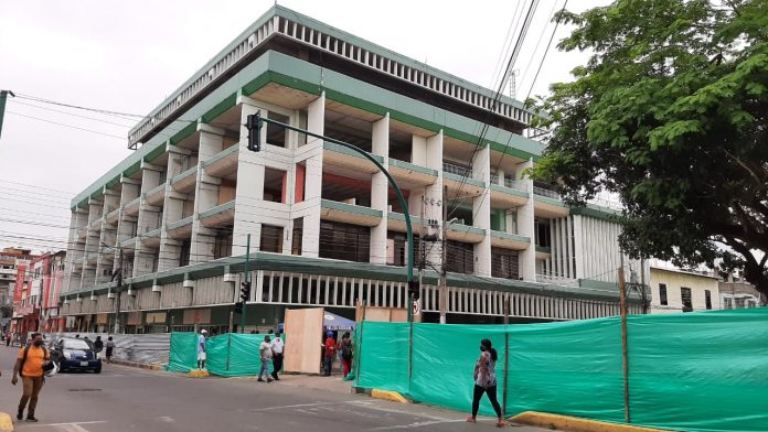 OBRA. Desde ayer el Palacio Municipal y Parque Central ‘20 de Marzo’ fue cerrado y se iniciaron las obras preliminares. El tiempo de construcción será de 18 meses. OBRA. Desde ayer el Palacio Municipal y Parque Central ‘20 de Marzo’ fue cerrado y se iniciaron las obras preliminares. El tiempo de construcción será de 18 meses.