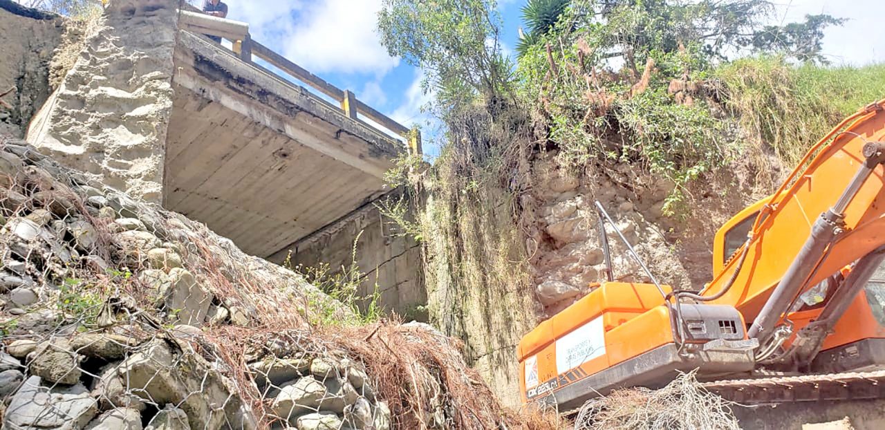 Inician trabajos de estabilización del puente El Capulí