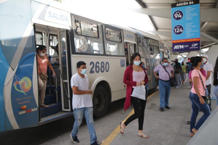 REALIDAD. Buses en Guayaquil operan media jornada para presionar al Gobierno y que de paso a sus pedidos en cuanto al precio del combustible.