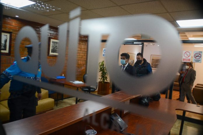 El jueves 2 de junio de 2021, el alcalde Jorge Yunda estuvo en el edificio del Municipio de Quito, en su despacho, pero no asistió a la sesión del Concejo Metropolitano para su remoción. En su lugar estuvo el abogado Marcelo Icaza. Foto API.