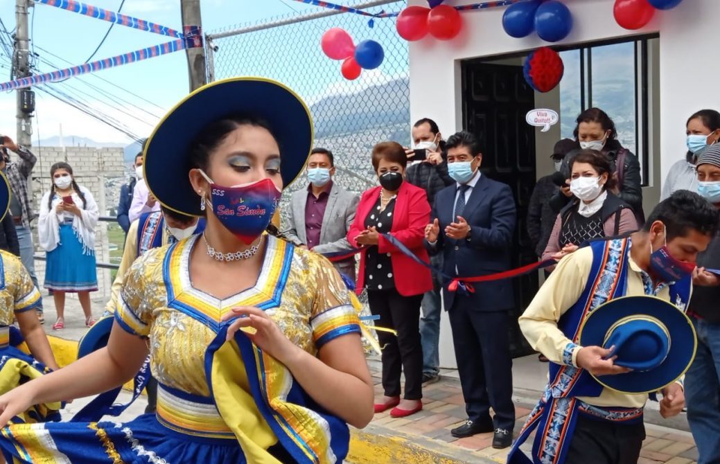 Jorge Yunda busca levantar su imagen en la entrega de obras