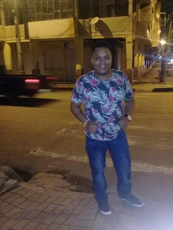 HECHO. A las 19:10 del último viernes, Stalin Tulio Caicedo Gorozabel, fue asesinado al estilo sicariato en los exteriores de su domicilio, mientras se encontraba en el vehículo de propiedad de su progenitor. HECHO. A las 19:10 del último viernes, Stalin Tulio Caicedo Gorozabel, fue asesinado al estilo sicariato en los exteriores de su domicilio, mientras se encontraba en el vehículo de propiedad de su progenitor.