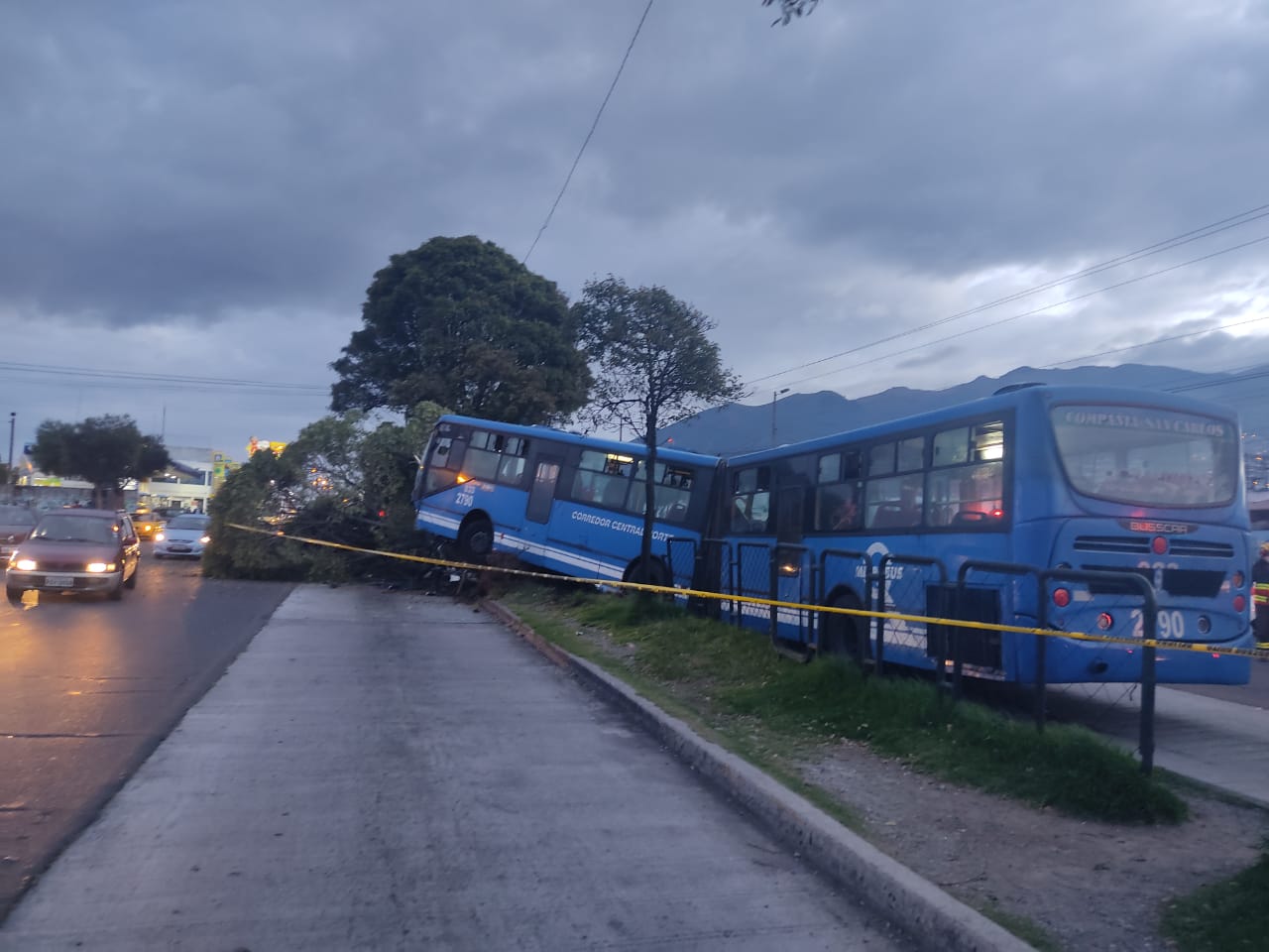 Bus perdió pista y chocó contra un árbol, al norte de Quito