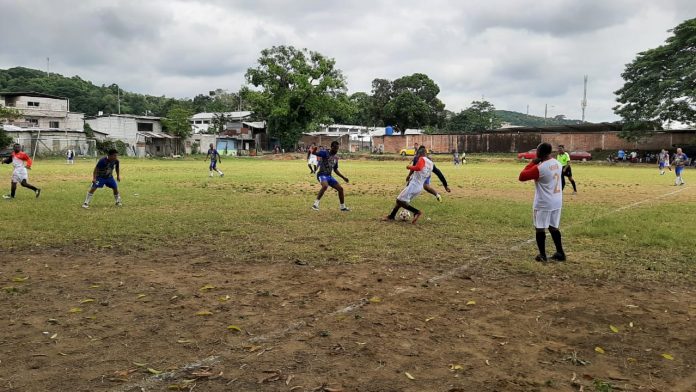DEPORTE. 12 equipos integran el Campeonato “Sandrita Sob 40”, jugado en la Cancha de Los 4 Ceibos, ubicado en Propicia 4, sur de la ciudad de Esmeraldas. DEPORTE. 12 equipos integran el Campeonato “Sandrita Sob 40”, jugado en la Cancha de Los 4 Ceibos, ubicado en Propicia 4, sur de la ciudad de Esmeraldas.