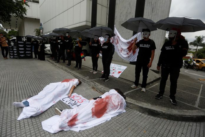 PROTESTA. Habitantes de Cali participan en un montaje artístico para llamar la atención de los representantes de la CIDH.