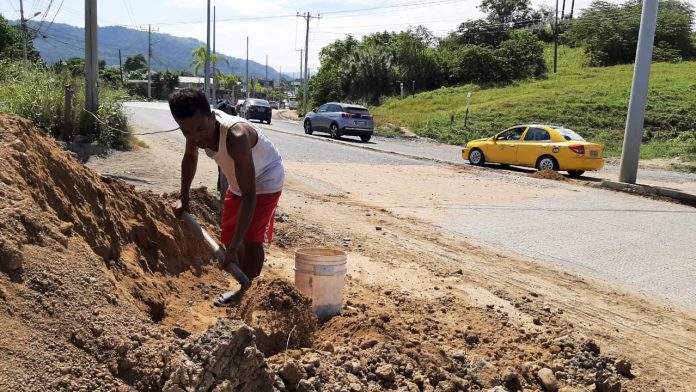 TRABAJO. Ángel Preciado Zambrano, de 41 años, palea todos los días para conseguir 15 dólares, dinero que es retribuido por conductores que reconocen su labor. TRABAJO. Ángel Preciado Zambrano, de 41 años, palea todos los días para conseguir 15 dólares, dinero que es retribuido por conductores que reconocen su labor.