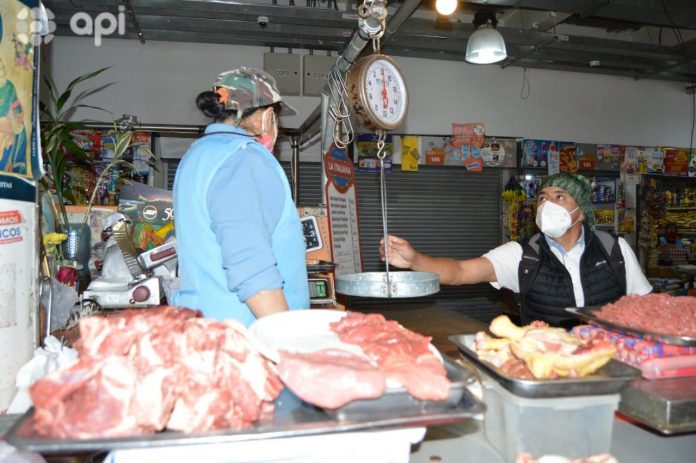 REALIDAD. La compra de alimentos se lleva más del 60% del presupuesto familiar. El salario básico unificado en el país es de $400.