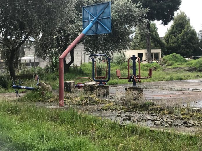 La maleza y el agua estancada se apoderan de los parques en Chillogallo