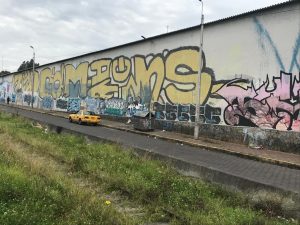 Los grafitis abundan en las paredes en el sector de Quitumbe y el Puente de Guajaló