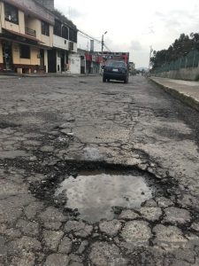 Calles con huecos y sin mantenimiento recorren todo el sector de Fundeporte, en el sur de Quito