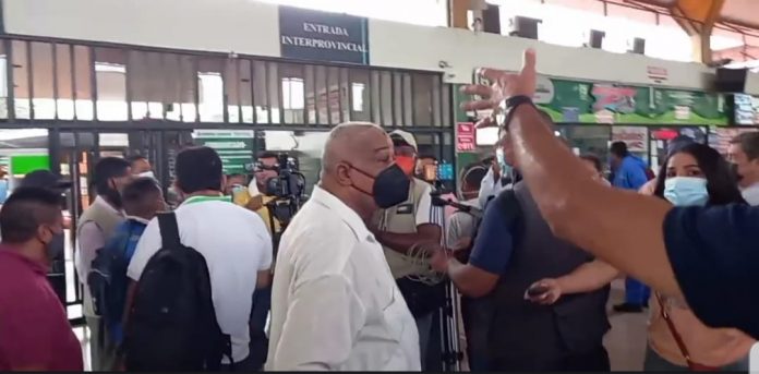 CONTROVERSIA. La Unión de Cooperativas de Transporte, exigen a las autoridades que eliminen la caseta de la cooperativa River Tabiazo, por estar fuera de la terminal terrestre. CONTROVERSIA. La Unión de Cooperativas de Transporte, exigen a las autoridades que eliminen la caseta de la cooperativa River Tabiazo, por estar fuera de la terminal terrestre.