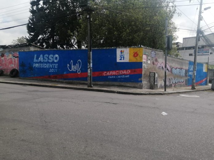 Campaña. Una pared pintada de Guillermo Lasso en la calle Teodoro Gómez de la Torre, en San Bartolo, sur de Quito.