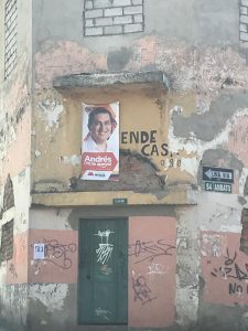 Publicidad. La imagen de Andrés Arauz, excandidato presidencial, continúa en la calle Ambato, centro de Quito.