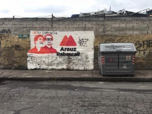 Campaña. Los excandidatos Arauz y Rabascall continúan pintados en una pared junto a un contenedor de basura.