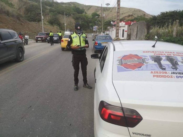 CONTROLES. Desde este lunes 14 de junio los agentes municipales tienen competencia en las ocho parroquias del cantón Esmeraldas para realizar operativos y revisiones. CONTROLES. Desde este lunes 14 de junio los agentes municipales tienen competencia en las ocho parroquias del cantón Esmeraldas para realizar operativos y revisiones.