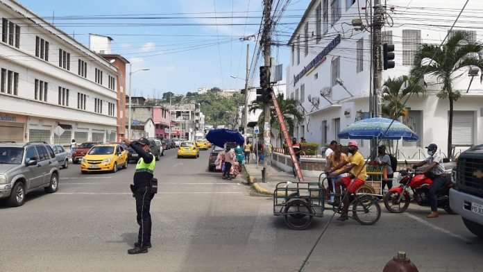 AVERÍA. Varios semáforos en la ciudad de Esmeraldas están averiados; aún quedan 37 intersecciones por intervenir. AVERÍA. Varios semáforos en la ciudad de Esmeraldas están averiados; aún quedan 37 intersecciones por intervenir.