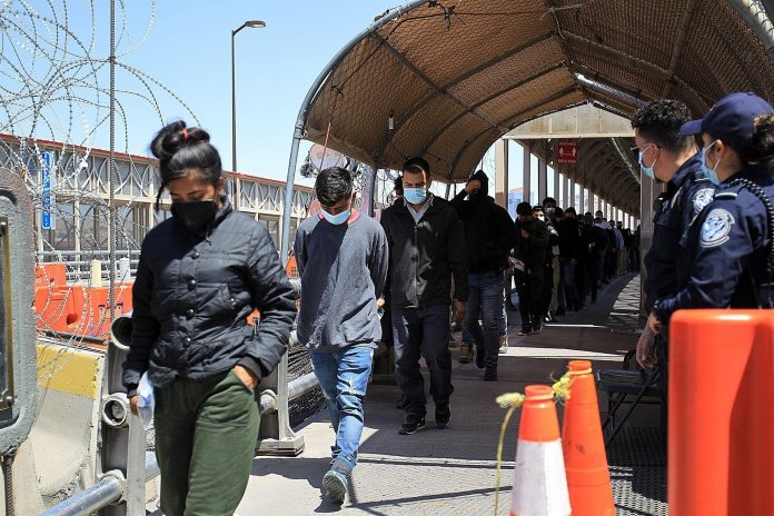 Deportados. Migrantes son regresados este 11 de junio de 2021 a territorio mexicano por autoridades estadounidenses, en el Puente Internacional Paso del Norte. (Foto: EFE) Deportados. Migrantes son regresados este 11 de junio de 2021 a territorio mexicano por autoridades estadounidenses, en el Puente Internacional Paso del Norte. (Foto: EFE)