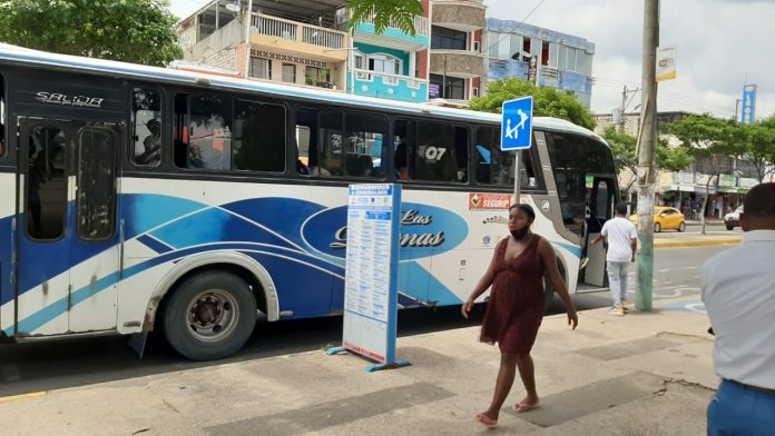 TRANSPORTE. Solo el 50% de las unidades de transporte urbano en Esmeraldas circulan diariamente, un alza de pasajes, estiman sus representantes. TRANSPORTE. Solo el 50% de las unidades de transporte urbano en Esmeraldas circulan diariamente, un alza de pasajes, estiman sus representantes.