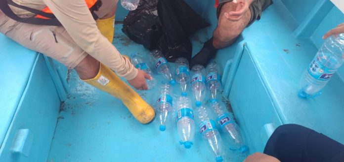 CONSERVACIÓN. Representantes de las carteras marítimas en Esmeraldas realizaron operativo de concienciación y retiro de plásticos en el mar. CONSERVACIÓN. Representantes de las carteras marítimas en Esmeraldas realizaron operativo de concienciación y retiro de plásticos en el mar.