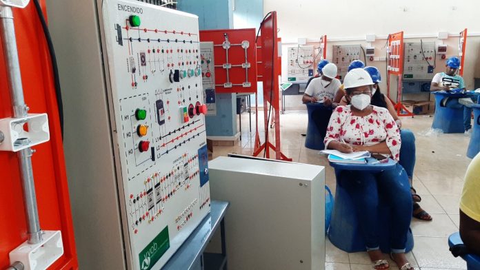 KITS. 30 tableros de automatismo y de instalaciones residenciales fueron entregados a docentes de cinco instituciones educativas de Esmeraldas y San Lorenzo.