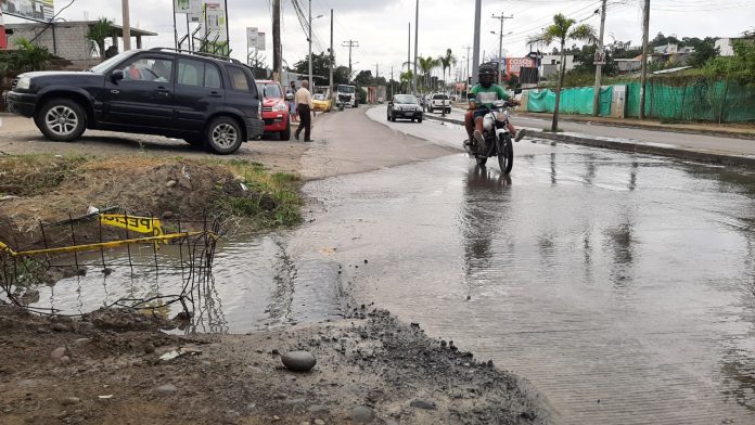 DAÑO. En la vía Troncal del Pacífico, cerca a una ciudadela, se registró la afectación de un sumidero de aguas lluvias que ayer obstaculizó el tránsito vehicular. DAÑO. En la vía Troncal del Pacífico, cerca a una ciudadela, se registró la afectación de un sumidero de aguas lluvias que ayer obstaculizó el tránsito vehicular.