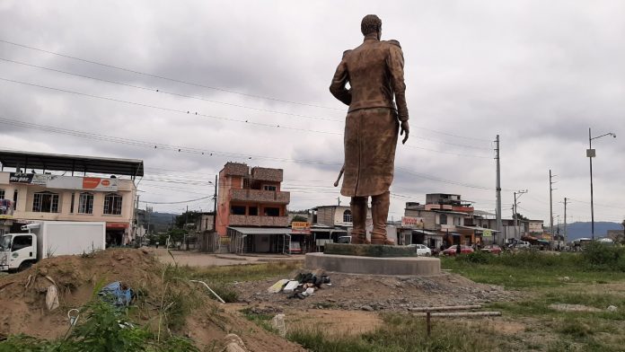 REALIDAD. Así luce en la actualidad el monumento al coronel Luis Vargas Torres. Su brillo resalta por el bronce, pero contrasta con el área que lo rodea.