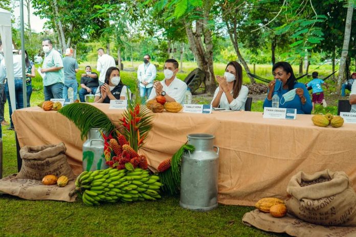 CRÉDITOS. La ministra Tanlly Vera ofreció créditos al 1% de interés y a 30 años plazo para la reactivación económica del sector agrícola.