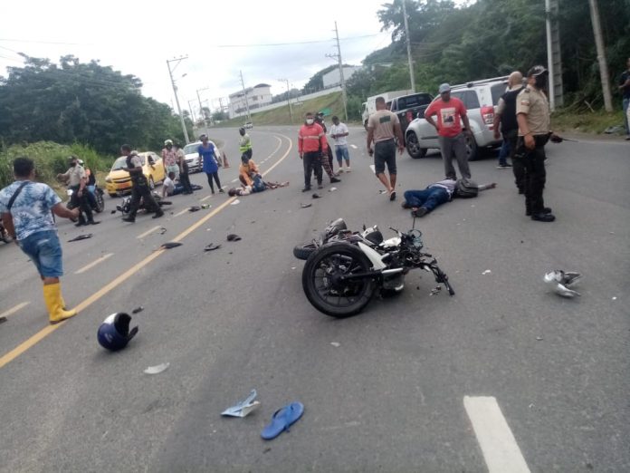 ACCIDENTE. Joven lucha por su vida tras resultar herido en un accidente de tránsito en el sur de Esmeraldas. ACCIDENTE. Joven lucha por su vida tras resultar herido en un accidente de tránsito en el sur de Esmeraldas.