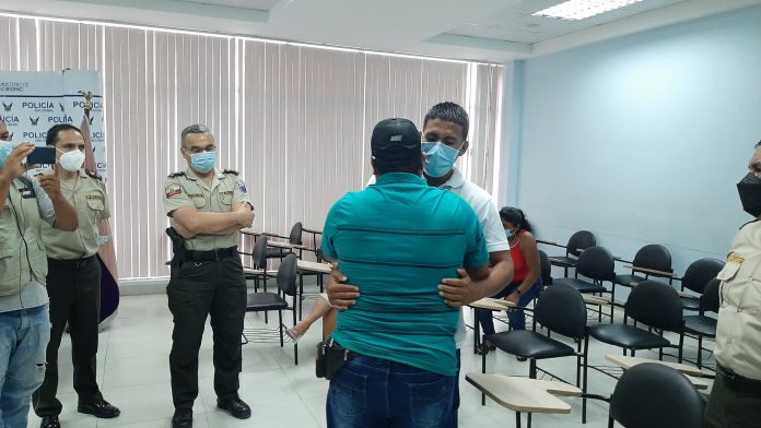 REENCUENTRO. Padre e hijo se reencuentran tras 27 años de no verse. El acto se dio en el auditorio de la Unidad de Vigilancia Comunitaria de la Policía Nacional REENCUENTRO. Padre e hijo se reencuentran tras 27 años de no verse. El acto se dio en el auditorio de la Unidad de Vigilancia Comunitaria de la Policía Nacional