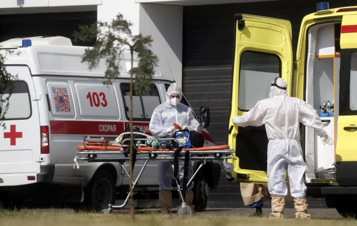 TRASPIÉ. El aumento global de casos y muertes por Covid-19 amenaza con echar al traste los planes de muchos países. TRASPIÉ. El aumento global de casos y muertes por Covid-19 amenaza con echar al traste los planes de muchos países.