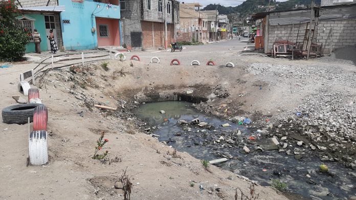 CRIADEROS. En Bellavista Norte, zona baja de la ciudad de Esmeraldas, una de las descargas residuales genera malestar y un foco de reproducción para los vectores. CRIADEROS. En Bellavista Norte, zona baja de la ciudad de Esmeraldas, una de las descargas residuales genera malestar y un foco de reproducción para los vectores.