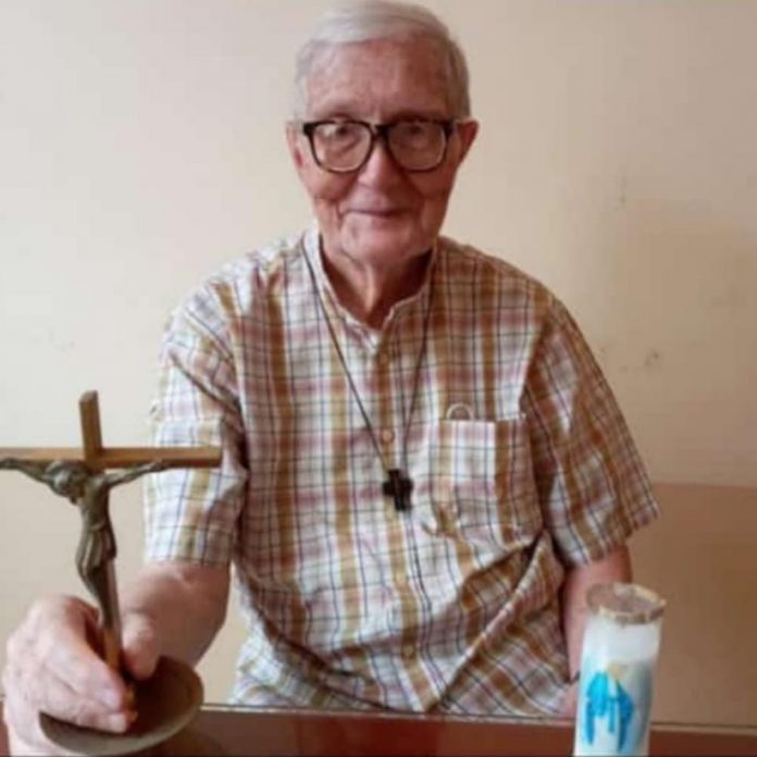 DESPEDIDA. El sacerdote Lorenzo Caravelo, de 86 años de edad, falleció a los 86 años de edad, y fue sepultado en el Cementerio General. DESPEDIDA. El sacerdote Lorenzo Caravelo, de 86 años de edad, falleció a los 86 años de edad, y fue sepultado en el Cementerio General.